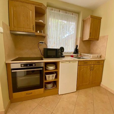 Iris Vendeghaz Apartment ไฮจ์ดุสโซบอสโล ภายนอก รูปภาพ