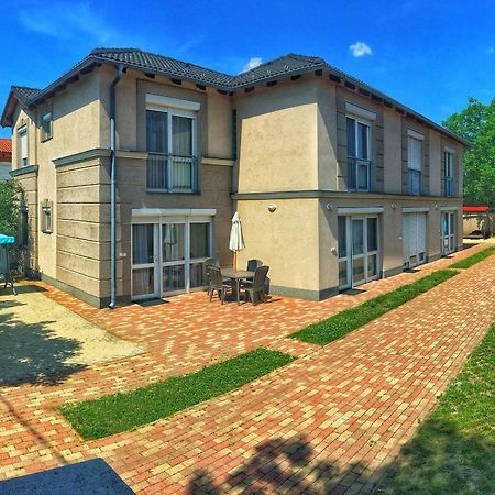 Iris Vendeghaz Apartment ไฮจ์ดุสโซบอสโล ภายนอก รูปภาพ