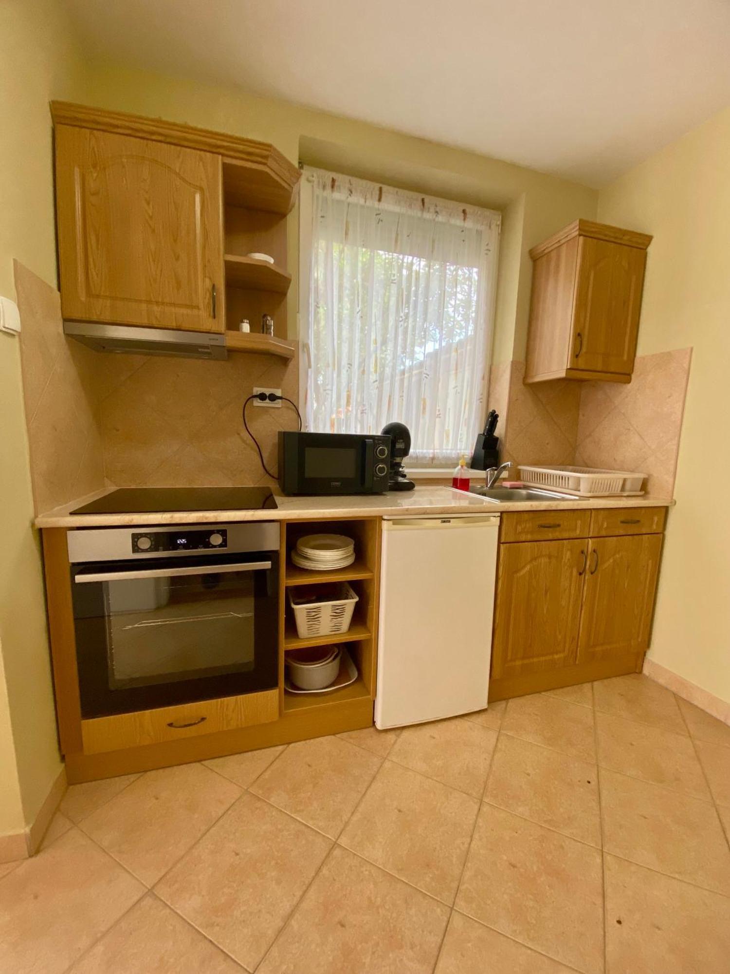 Iris Vendeghaz Apartment ไฮจ์ดุสโซบอสโล ภายนอก รูปภาพ