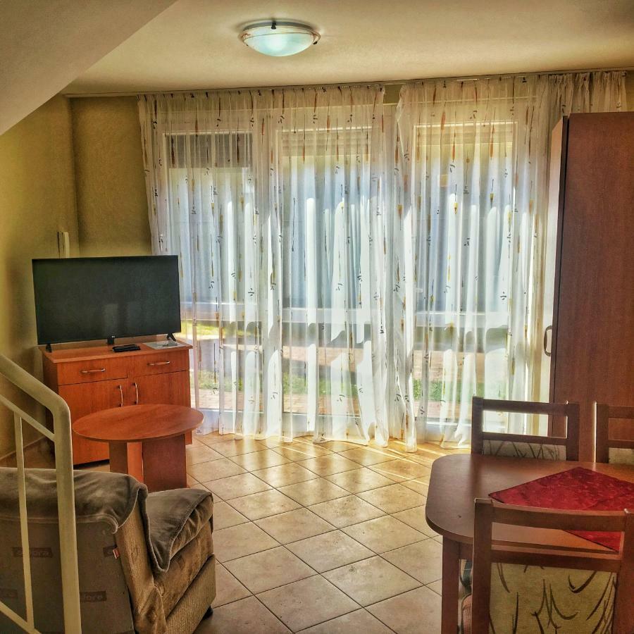 Iris Vendeghaz Apartment ไฮจ์ดุสโซบอสโล ภายนอก รูปภาพ