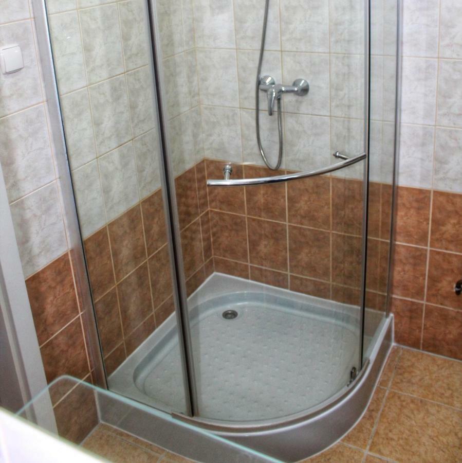 Iris Vendeghaz Apartment ไฮจ์ดุสโซบอสโล ภายนอก รูปภาพ
