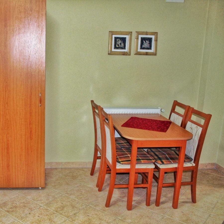 Iris Vendeghaz Apartment ไฮจ์ดุสโซบอสโล ภายนอก รูปภาพ