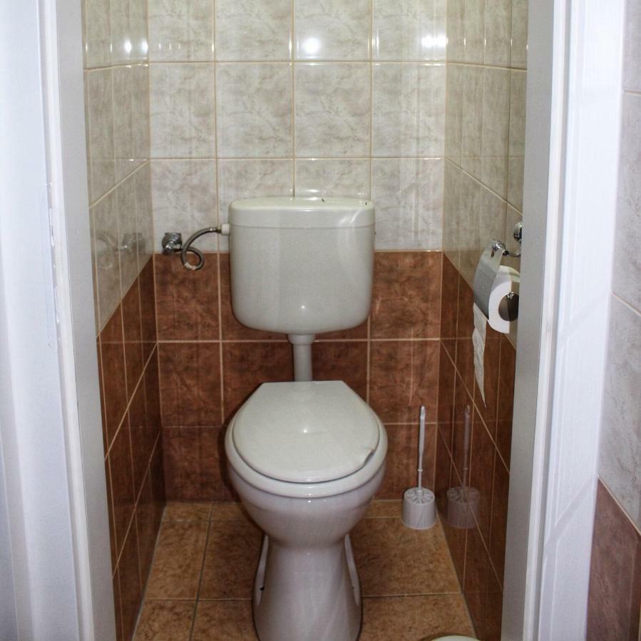 Iris Vendeghaz Apartment ไฮจ์ดุสโซบอสโล ภายนอก รูปภาพ