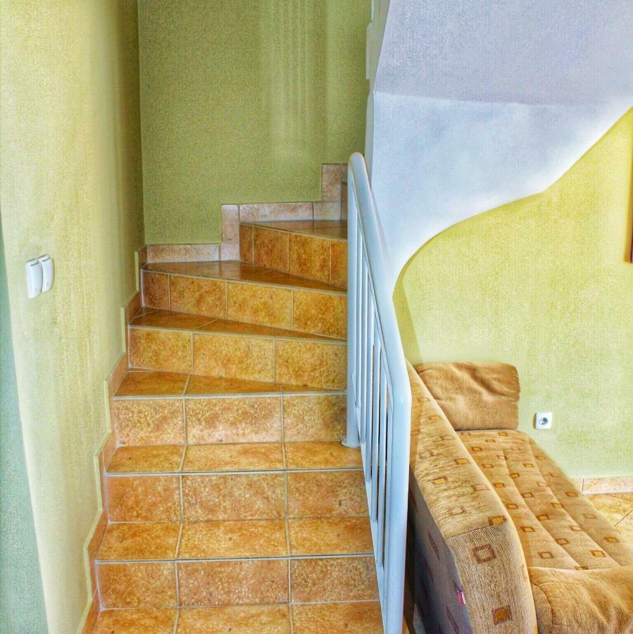 Iris Vendeghaz Apartment ไฮจ์ดุสโซบอสโล ภายนอก รูปภาพ