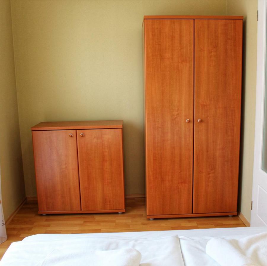 Iris Vendeghaz Apartment ไฮจ์ดุสโซบอสโล ภายนอก รูปภาพ