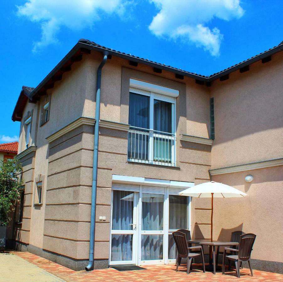 Iris Vendeghaz Apartment ไฮจ์ดุสโซบอสโล ภายนอก รูปภาพ