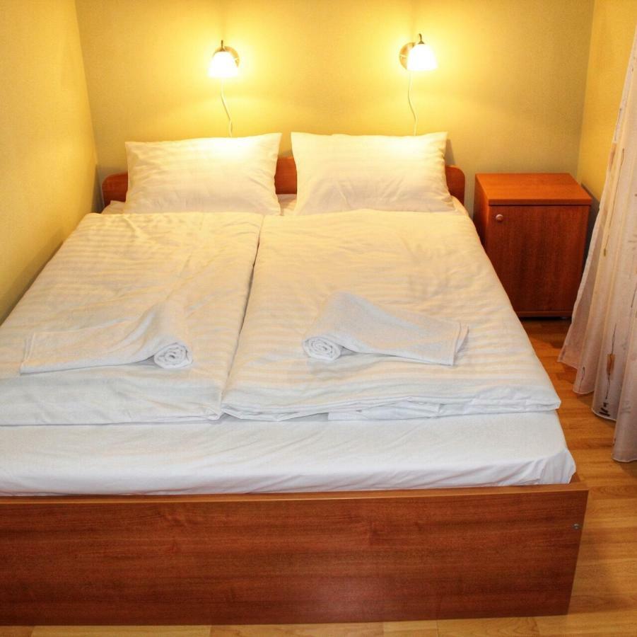 Iris Vendeghaz Apartment ไฮจ์ดุสโซบอสโล ภายนอก รูปภาพ