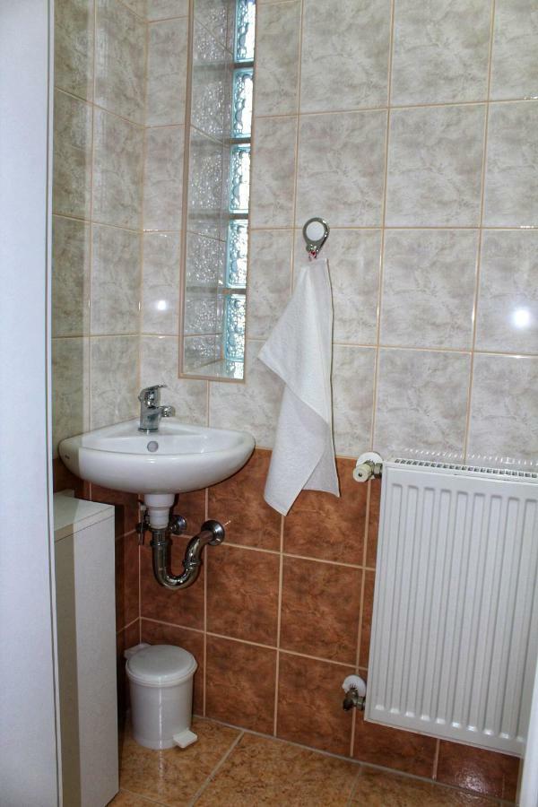 Iris Vendeghaz Apartment ไฮจ์ดุสโซบอสโล ภายนอก รูปภาพ